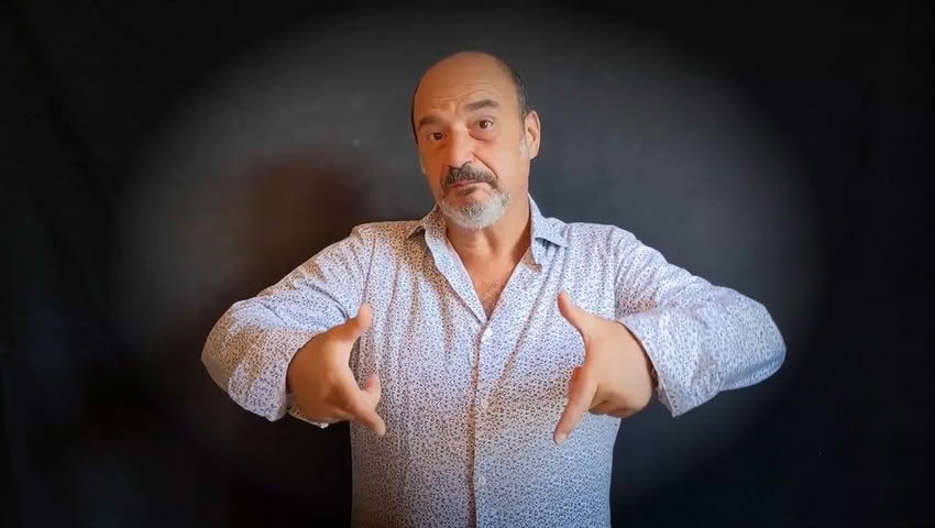 How to speak with the hands in Sardinia, Italia